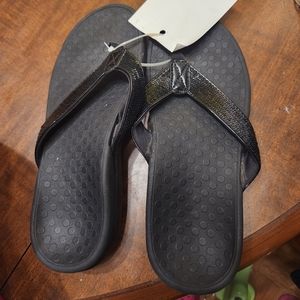 SALE Vionic black arch support flip flops